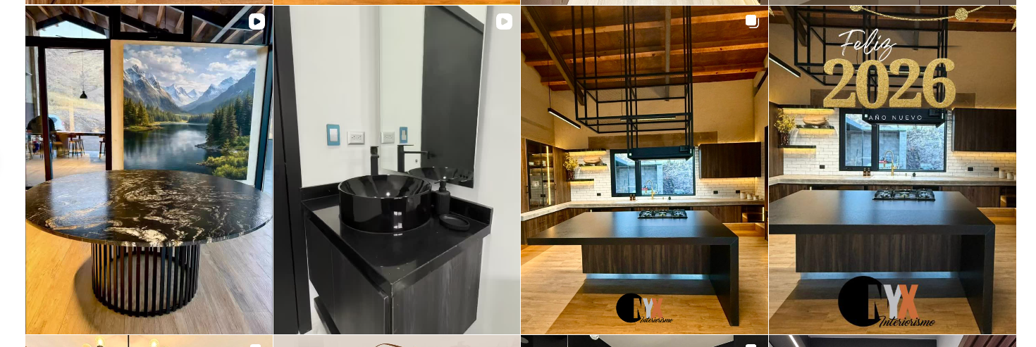 Cocina de madera oscura con isla central e iluminación cálida